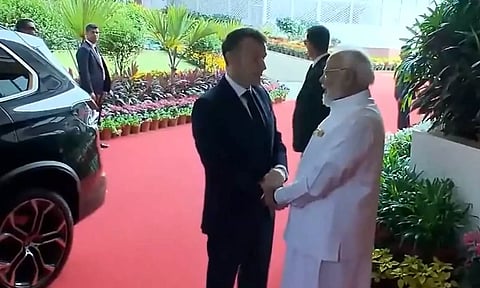 பிரான்ஸ் அதிபர் மேக்ரானை வரவேற்ற பிரதமர் மோடி