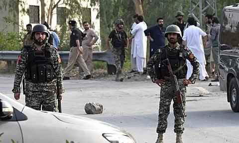 பாகிஸ்தானில் தற்கொலைப்படை தாக்குதல் - 11 ராணுவ வீரர்கள், 12 பயங்கரவாதிகள், 1 சிறுமி உயிரிழப்பு