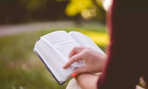 புத்தகம் வாசிப்பதால் மனதுக்கும் உடலுக்கும் இத்தனை நன்மைகளா?.. இந்த 10 விஷயம் தெரியாம இருக்காதீங்க?