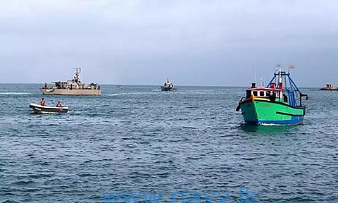 தமிழக மீனவர்கள் 22 பேர் கைது: இலங்கை கடற்படை அட்டூழியம்