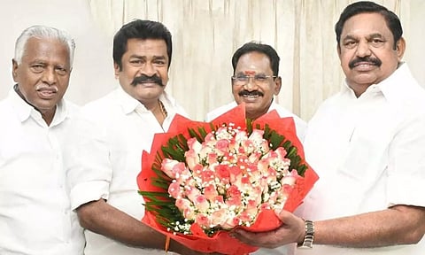 அ.தி.மு.க.வில் இணைந்த பி.எம்.மன்னன்