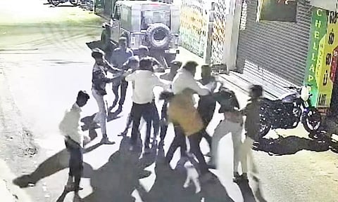 தென்காசியில் நகைக்கடை உரிமையாளரை கடுமையாக தாக்கிய கும்பல்