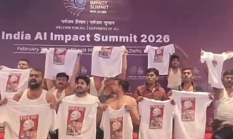 டெல்லி ஏஐ மாநாட்டில் மேலாடையின்றி காங்கிரசார் போராட்டம் - பிரதமருக்கு எதிராக முழக்கம்!