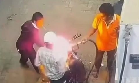 VIDEO: சிகரெட் பிடிக்கக் கூடாது என்று சொன்னதால் ஆத்திரம்.. பெட்ரோல் பங்க்-இல் தீ வைத்த இளைஞர்