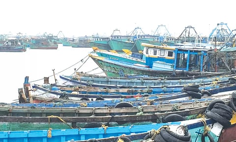 மீனவர்கள் வேலைநிறுத்தம் காரணமாக விசைப்படகுகள் கடற்கரையில் நிறுத்தப்பட்டிருந்த காட்சி