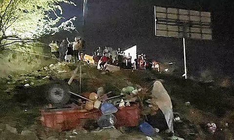 கர்நாடகாவில் கரும்பு லோடு ஏற்றிய டிராக்டர் கவிழ்ந்து விபத்து - குழந்தை உள்பட 4 பேர் பலி