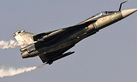 மீண்டும் விபத்தில் சிக்கிய தேஜஸ் போர் விமானம்.. உயிர்தப்பிய விமானி