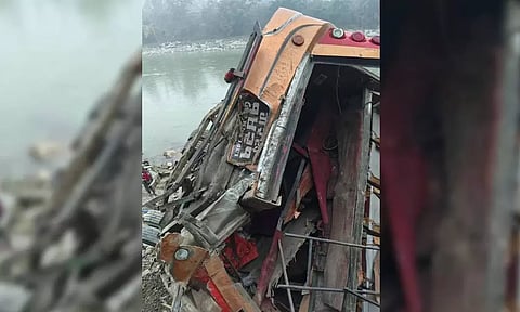 நேபாளத்தில் ஆற்றில் பேருந்து கவிழ்ந்து விபத்து- 17 பேர் உயிரிழப்பு