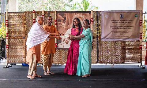 ஐடி முதல் தடய அறிவியல் வரை: பழங்குடியின மாணவர்களின் கல்விச் செலவை ஏற்று வழிநடத்தும் ஈஷா!