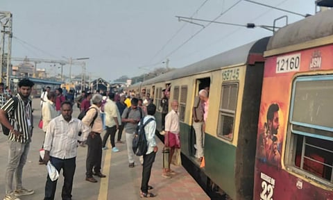 சென்னை மின்சார ரெயில் சேவைகளின் எண்ணிக்கை மேலும் குறைப்பு - பொதுமக்கள் அவதி
