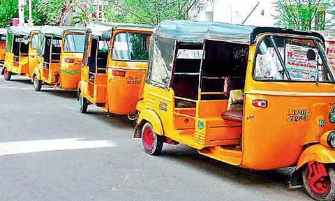 கிண்டி போக்குவரத்து கமிஷனர் அலுவலகத்தில் ஆட்டோ டிரைவர்கள் காத்திருப்பு போராட்டம் தொடங்கியது
