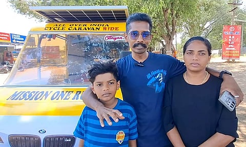 கேரளா முதல் காஷ்மீர் வரை... குடும்பத்துடன் 'சைக்கிள் கேரவனில்' வாலிபர் பயணம்