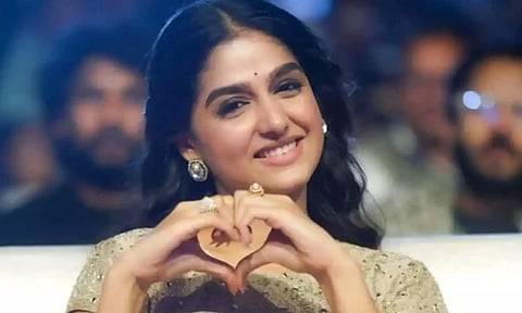 தமிழ் சினிமாவில் 'பிசியாகும்' அனஸ்வரா