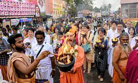 பழனி கோவிலில் அக்னிசட்டி ஏந்தி ஜப்பான் பக்தர்கள் வழிபாடு
