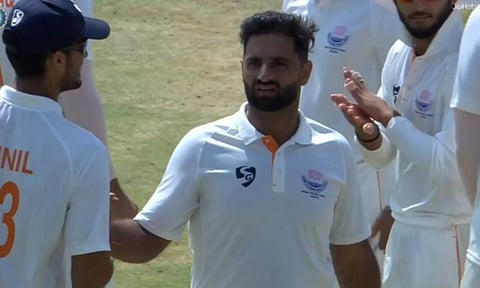 நபி தார் மிரட்டல் பந்து வீச்சு: 293 ரன்களில் கர்நாடகா ஆல் அவுட்