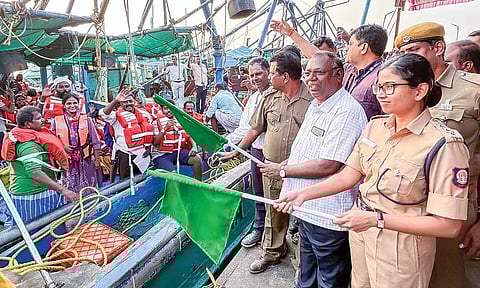 அந்தோணியார் திருவிழா - ராமேசுவரத்தில் இருந்து கச்சத்தீவுக்கு புறப்பட்டு சென்ற 4 ஆயிரம் பக்தர்கள்