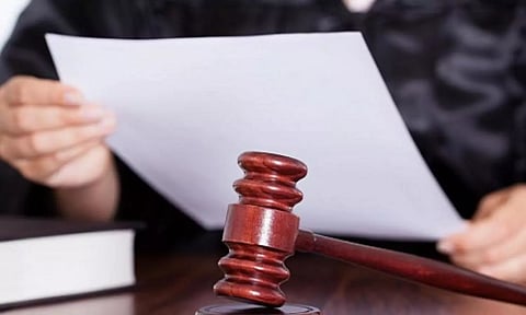 கொலை வழக்கில் தண்டனை வழங்கிய நீதிபதியை நீதிமன்ற அறையிலேயே வைத்து மிரட்டிய குற்றவாளிகள்