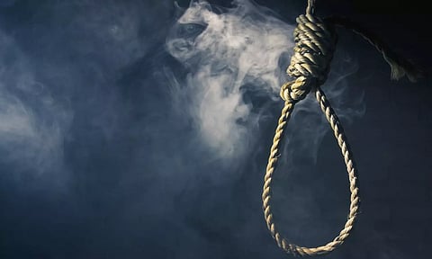 போக்சோ வழக்கில் கைதான சப்-இன்ஸ்பெக்டர் தூக்குப்போட்டு தற்கொலை