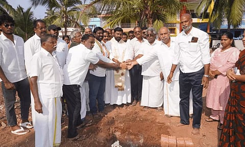 அன்னைநகரில் இறகு பந்து உள்விளையாட்டு அரங்கம்: குமரி எம்பி விஜய்வசந்த் அடிக்கல் நாட்டினார்