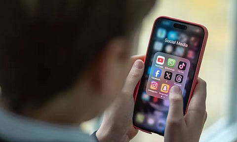 சிறுவர்கள் சமூக வலைத்தள பயன்பாட்டுக்கு தடைவிதிக்க பெற்றோரிடம் கருத்துக்கேட்கும் இங்கிலாந்து