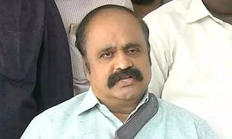 சிதறும் அதிமுக... பெருகும் கட்சிகள்: உருவானது 'புரட்சி அதிமுக'!