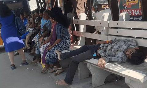 அவினாசி பேருந்து நிறுத்த பகுதியில் மது பிரியர்களின் தொல்லையால் பெண்கள் அவதி