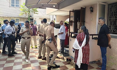 கோவையில் மூதாட்டியை கொன்று நகைகள் கொள்ளை - வேலைக்கார பெண் தலைமறைவு