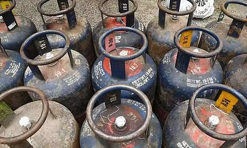 வணிக பயன்பாட்டுக்கான சமையல் சிலிண்டர் விலை ரூ.115 உயர்வு: மக்கள் அதிர்ச்சி #LPGGas