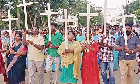 வேளாங்கண்ணி பேராலயத்தில் சிலுவை பாதை ஊர்வலம் - ஆயிரக்கணக்கானோர் பங்கேற்பு