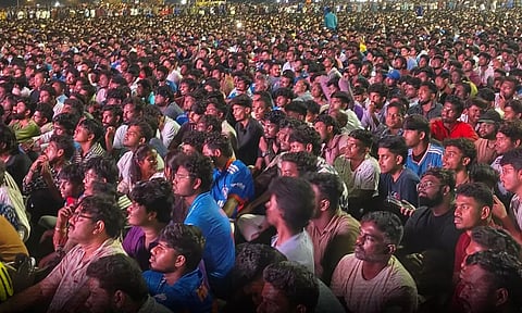 #T20WorldCup மெரினா கடற்கரையில் இந்திய அணியின் அபார ஆட்டத்தை ரசிக்கும் பொதுமக்கள்