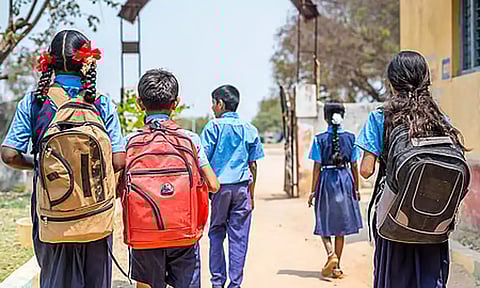 ஒரே ஆண்டில் 49 மாணவர்களுக்கு டி.சி. வழங்கிய விவகாரம் - அரசு பள்ளியில் கல்வித்துறை அதிகாரிகள் விசாரணை