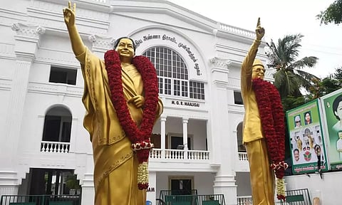மறைந்த ஜெயலலிதா... உடைந்த அதிமுக... பெருகும் கட்சிகள்... தற்போதுவரை 8!