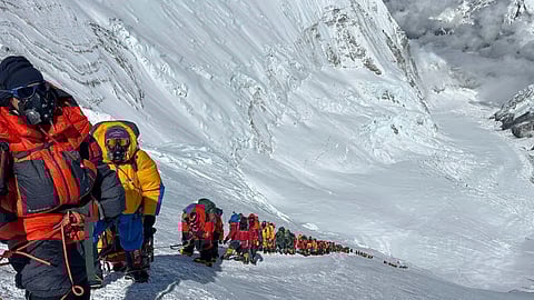 എവറസ്റ്റ് കീഴടക്കാൻ എത്തുന്നവർക്ക് ഭക്ഷണത്തിൽ വിഷം! പിന്നിൽ കോടികളുടെ ഇൻഷുറൻസ് തട്ടിപ്പ് മാഫിയ; നടുക്കുന്ന വിവരങ്ങൾ പുറത്ത്!