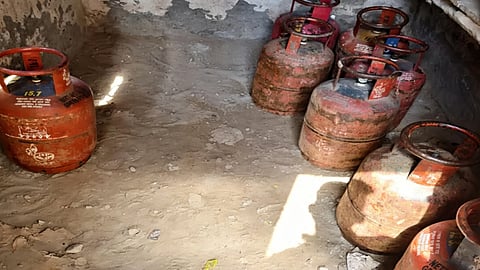 ഡൽഹിയിൽ അനധികൃത സിലിണ്ടർ വ്യാപാരം; 75 സിലിണ്ടറുകൾ പിടിയിൽ