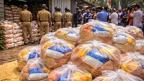 തൃശൂരിൽ വീണ്ടും കിറ്റ് വിവാദം: ബിജെപിക്കെതിരെ കോൺഗ്രസ് പ്രതിഷേധം; സ്ഥലത്ത് സംഘർഷാവസ്ഥ