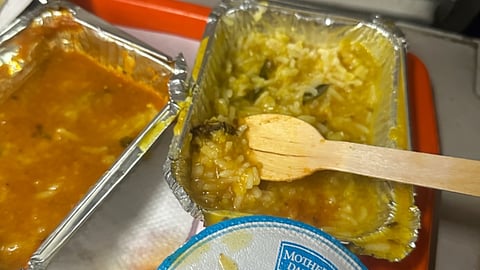 വന്ദേ ഭാരതിലെ ഭക്ഷണത്തിൽ പ്രാണിയെന്ന് യാത്രക്കാരന്റെ എക്സ് പോസ്റ്റ്; കരാറുകാരന് 10 ലക്ഷം പിഴയിട്ട് ഐആർസിടിസി