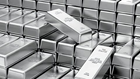 സ്വർണ്ണത്തിന് പിന്നാലെ വെള്ളിയിലും കുതിപ്പ്; നിക്ഷേപത്തിന് മികച്ചത് ആഭരണങ്ങളോ ബാറുകളോ? കൂടുതൽ അറിയാം