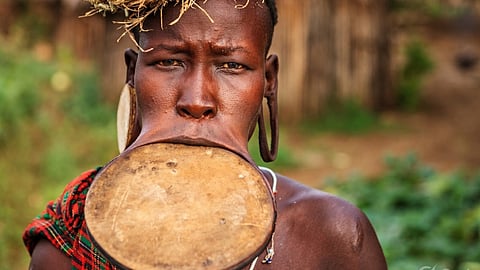 പ്ലേറ്റ് ധരിച്ച ചുണ്ടുകൾ! 15-ാം വയസ്സിൽ തുടങ്ങുന്ന ക്രൂരമായ ആചാരം; മുർസി-സൂരി സ്ത്രീകളുടെ അപൂർവലോകം