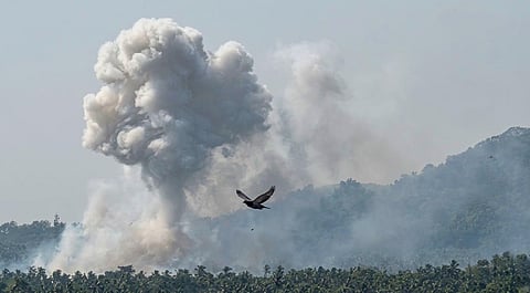 തീപിടിച്ചത് പാടത്തെ പടക്കശാലയ്ക്ക്, രക്ഷാപ്രവർത്തനത്തിനിടെ വീണ്ടും പൊട്ടിത്തെറി; ഉഗ്രശബ്ദം കിലോമീറ്ററുകൾ അപ്പുറത്തേക്കും