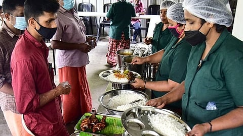 സബ്സിഡിയില്ല, ചെലവ് കണ്ടെത്താനാവുന്നില്ല; 20 രൂപയ്ക്ക് അന്നം വിളമ്പിയ ജനകീയ ഹോട്ടലുകൾ പ്രതിസന്ധിയിൽ, 6 വർഷത്തിനിടെ പൂട്ടിയത് 543