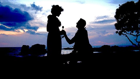 Man proposing to woman