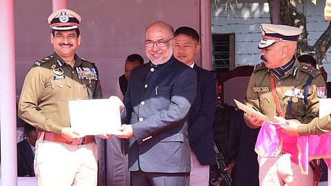 मणिपूरचे मुख्यमंत्री असम पोलीसांना प्रशंसापत्र देतात नवीन भरतीचे प्रशिक्षण देण्यासाठी