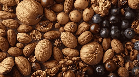 There are several foods available that should be consumed on empty stomach as they help with the metabolism, offers necessary nutrition, and promote satiety.