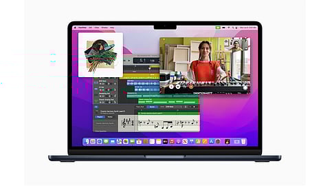 The MacBook Air M2 features a 13.6-inch Liquid Retina 60Hz display with IPS technology.
