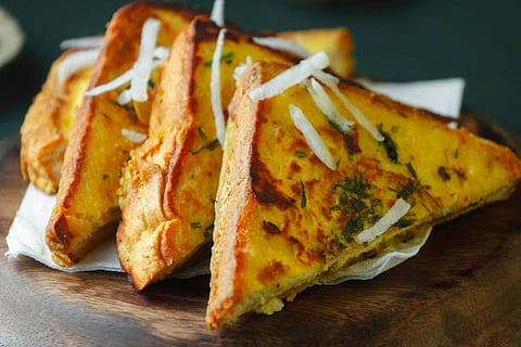 The major ingredient of moong dal toast is plant-based protein and fibre. It helps you feel satiated, improves digestion, offers sustained energy, and enhances bowl movement.