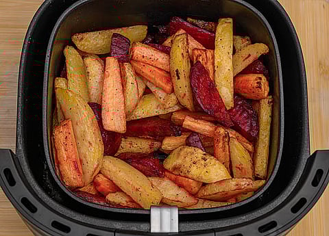 Air fryer can circulate hot air in an even manner that can offer vegetables the crispy touch while keeping them soft inside.
