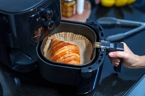 There are two common types of liners namely disposable parchment paper liners and reusable silicone liners.