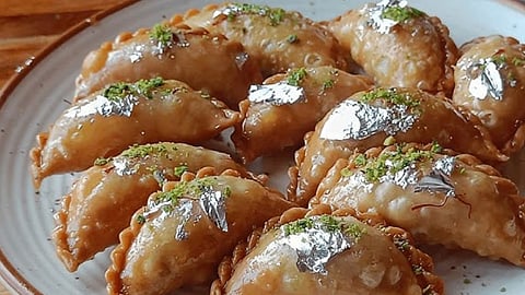 You can also have Kolkata’s famous sandesh and rasmalai alongside gujiyas on Holi.