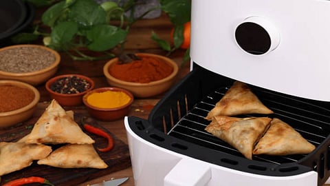 A skewer rack let you prepare kebabs, paneer tikka, and grilled vegetables with great ease in the device.