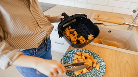 The device does not only reduce your energy bills but requires minimal oil to prepare vast varieties of meals and snacks.